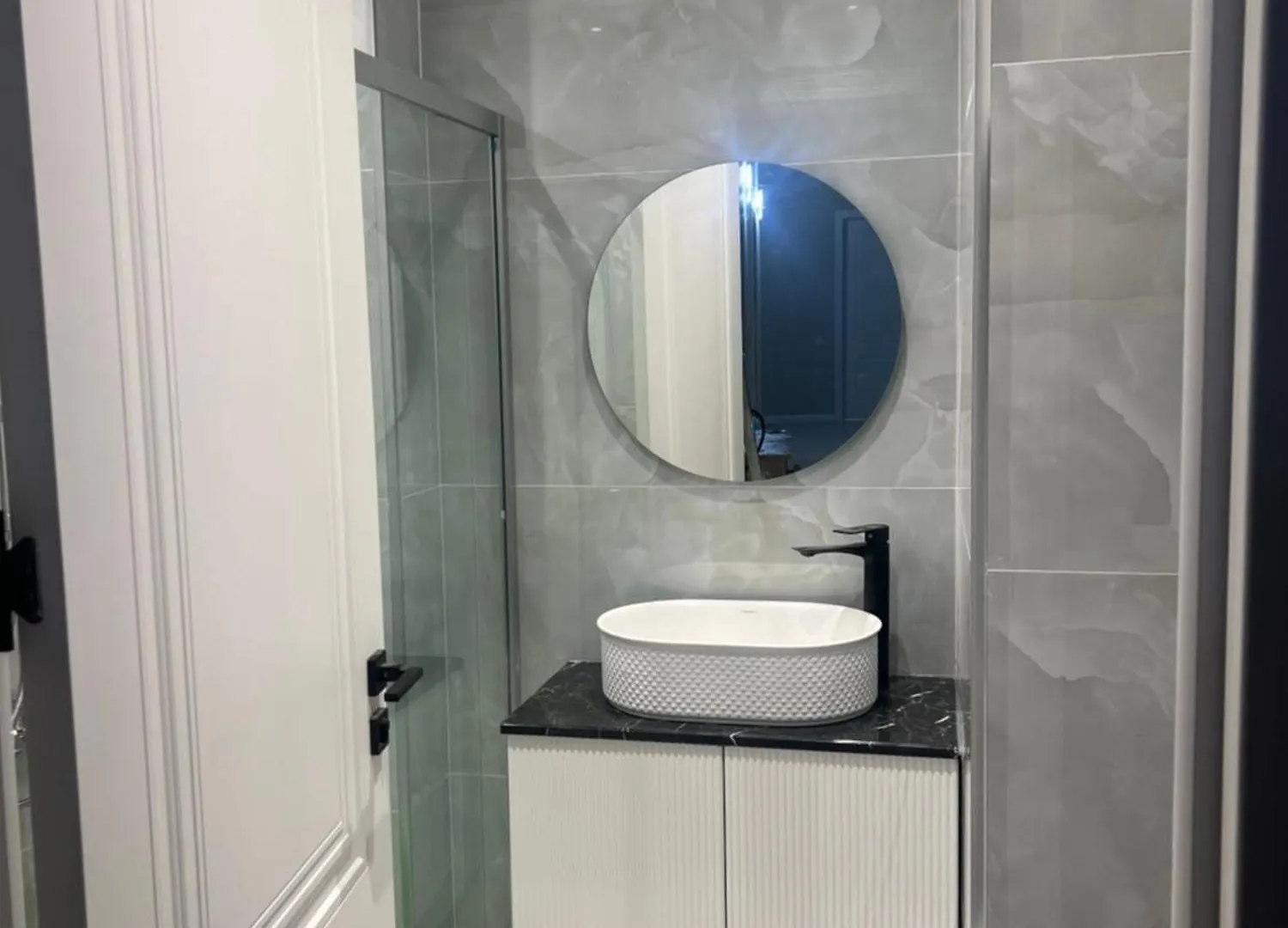 Whitecity Apartment